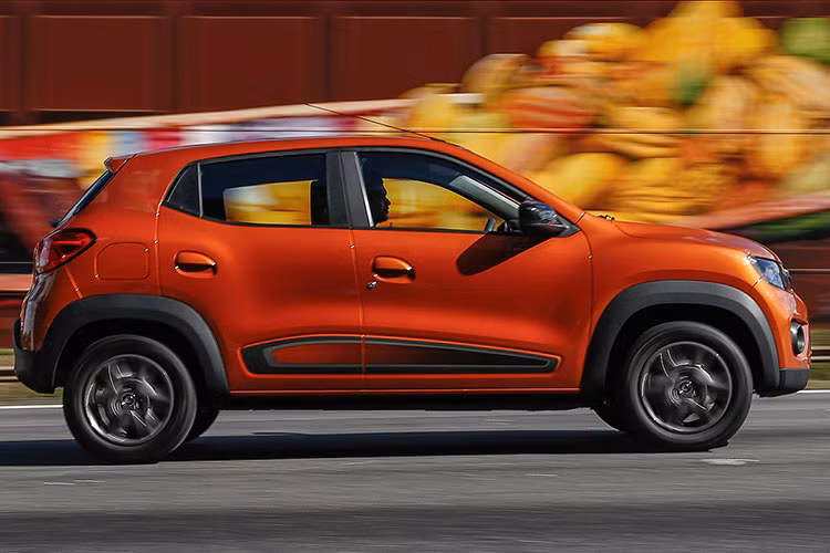 Tại thị trường Ấn Độ, Renault Kwid 2018 sẽ được chia thành 2 phiên bản là thông thường và Climber. 2 phiên bản này lại được chia thành 8 bản trang bị nhỏ hơn với mức giá dao động từ khoảng 226.700 - 459.500 Rupee (tương đương 90,5 đến 156 triệu đồng).