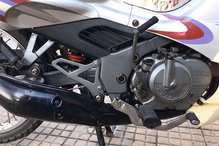 Tuy nhiên với gia tốc mạnh và tốc độ "xé gió", những chiếc xe này cũng là phương tiện di chuyển yêu thích của những tên cướp đường phố cuối Thế kỷ 20, đặc biệt là các tỉnh phía Nam. Chính vì vậy, tiếng nổ 2 kỳ đặc trưng của "Su xì po" cũng trở thành nỗi "khiếp sợ" của nhiều người đi đường tại Sài Gòn lúc đó, khiến họ luôn trong tình trạng cảnh giác.