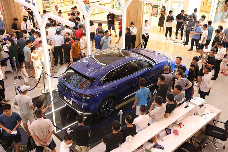 Khach hang “dua chot coc” VinFast VF8 voi goi uu dai 480 trieu dong-Hinh-2