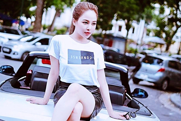 Mẫu xe BMW 335i Convertible được phát triển từ dòng 3-Series của BMW, chiếc xe là sự kết hợp hoàn hảo giữa cấu hình dòng coupe mạnh mẽ và mui trần điệu đà, đúng với phong cách đặc trưng của BMW.