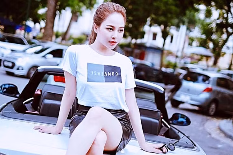 Mẫu xe BMW 335i Convertible được phát triển từ dòng 3-Series của BMW, chiếc xe là sự kết hợp hoàn hảo giữa cấu hình dòng coupe mạnh mẽ và mui trần điệu đà, đúng với phong cách đặc trưng của BMW.