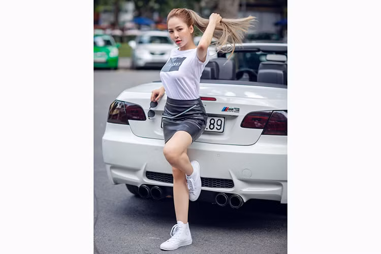 Vào năm 2018 vừa qua, hot girl bình luận World Cup 2018 này cũng đã có những khoảnh khắc rất quyến rũ bên cạnh chiếc xe BMW độ "khủng".