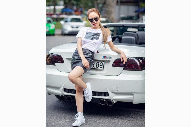 Đây là chiếc BMW 335i Convertible, chiếc xe BMW mui trần này đã được vị chủ nhân trẻ kỹ tính tại Hà Nội trang bị một loạt đồ chơi "hàng hiệu" nhằm đề cao tính thẩm mỹ và hiệu năng cao.