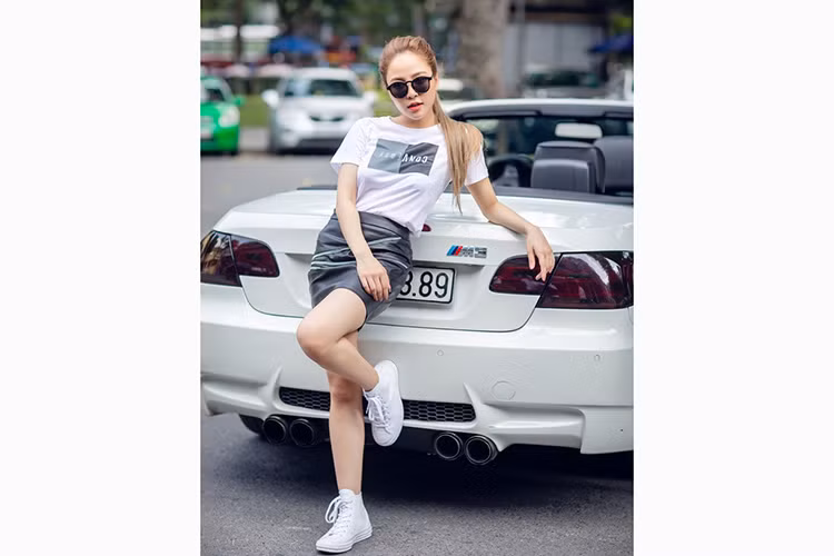 Đây là chiếc BMW 335i Convertible, chiếc xe BMW mui trần này đã được vị chủ nhân trẻ kỹ tính tại Hà Nội trang bị một loạt đồ chơi "hàng hiệu" nhằm đề cao tính thẩm mỹ và hiệu năng cao.