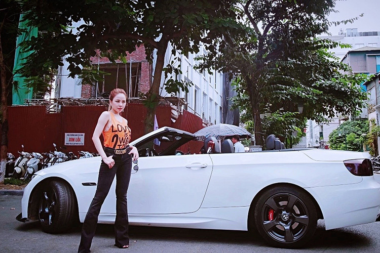 Từ sau mùa World Cup 2018, hot girl Trâm Anh - Đỗ Thị Trâm Anh (sinh năm 1995, hiện là dược sĩ) vẫn đang là cái tên nổi đình nổi đám trên mạng xã hội gần đây. Cô nàng nổi bật trong dàn 32 hot girl "Nóng cùng World Cup" nhờ gương mặt gợi cảm và vóc dáng quyến rũ.