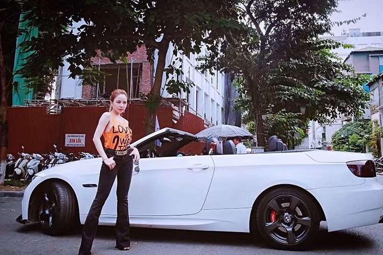 Từ sau mùa World Cup 2018, hot girl Trâm Anh - Đỗ Thị Trâm Anh (sinh năm 1995, hiện là dược sĩ) vẫn đang là cái tên nổi đình nổi đám trên mạng xã hội gần đây. Cô nàng nổi bật trong dàn 32 hot girl "Nóng cùng World Cup" nhờ gương mặt gợi cảm và vóc dáng quyến rũ.