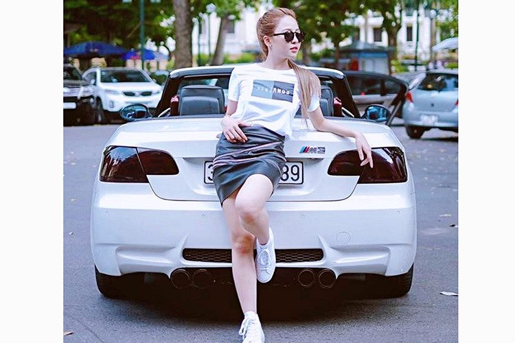 Bên dưới nắp capo là khối động cơ dung tích 3.0 L, tích hợp bộ tăng áp turbin kép với công suất cực đại 300 mã lực, mô-men xoắn cực đại 407 Nm cùng hộp số tự động 7 cấp. 335i có khả năng tăng tốc từ 0 lên 100 km/h trong khoảng 5,5 giây.