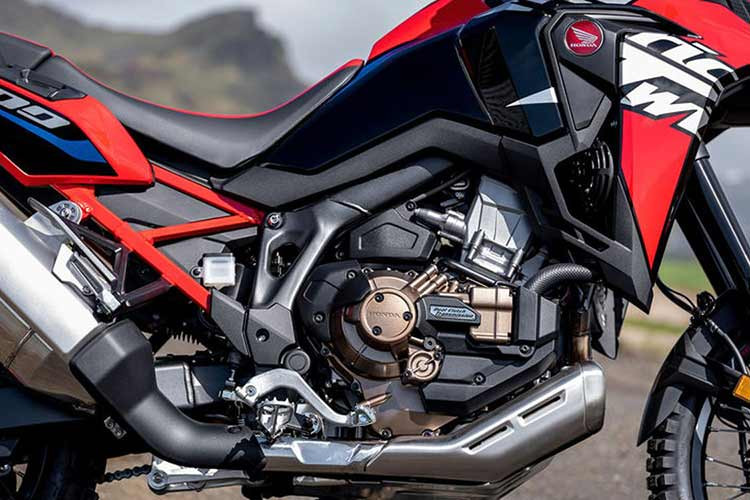 Nâng cấp tiếp theo giúp mẫu xe địa hình Honda Africa Twin 2024 hỗ trợ người lái tốt hơn, chức năng sưởi ấm tay lái và cổng sạc cho phụ kiện được trang bị sẵn, đây cũng là những tính năng chỉ có trên phiên bản Adventure Sport của thế hệ trước. 