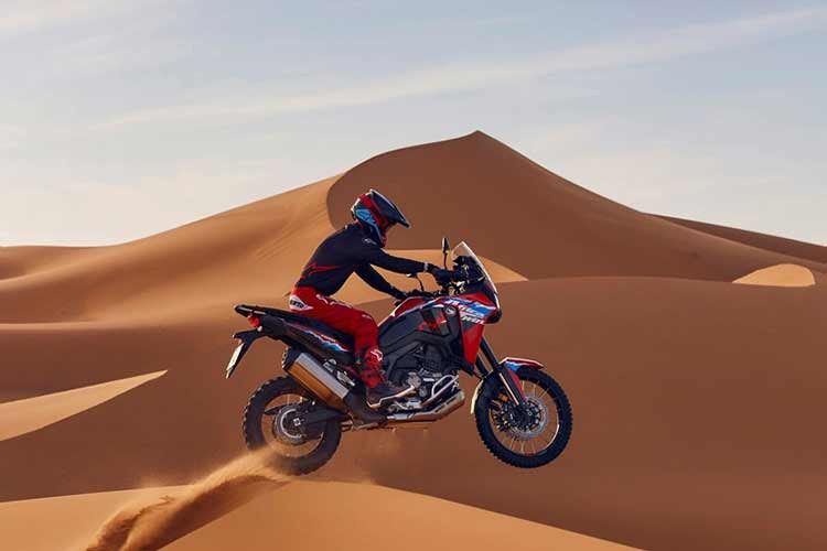 Thay đổi tiếp theo là về chiều cao của xe, vì hướng đến việc di chuyển trên đường trường nên chiều cao yên của Africa Twin Adventure Sport được hạ đến mức thấp nhất là 795 mm, Honda thực hiện việc này bằng cách giảm hành trình phuộc trước và sau 20 mm, khoảng sáng gầm xe giảm 30 mm, từ đó trọng tâm xe cũng thấp hơn hỗ trợ khả năng thăng bằng ở tốc độ thấp.