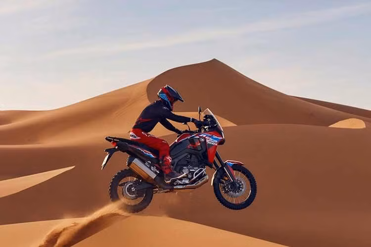 Thay đổi tiếp theo là về chiều cao của xe, vì hướng đến việc di chuyển trên đường trường nên chiều cao yên của Africa Twin Adventure Sport được hạ đến mức thấp nhất là 795 mm, Honda thực hiện việc này bằng cách giảm hành trình phuộc trước và sau 20 mm, khoảng sáng gầm xe giảm 30 mm, từ đó trọng tâm xe cũng thấp hơn hỗ trợ khả năng thăng bằng ở tốc độ thấp.