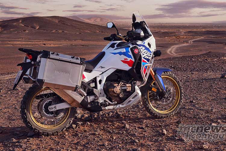 Thay đổi đầu tiên có thể kể đến là về mặt trang bị của hai phiên bản Africa Twin. Cả hai phiên bản sẽ đều có tùy chọn hộp số 6 cấp sử dụng côn tay hoặc hộp số ly hợp kép DCT đặc trưng của Honda. Cụ thể, Honda Africa Twin phiên bản tiêu chuẩn có các trang bị tập trung nhiều về khả năng off-road hơn.