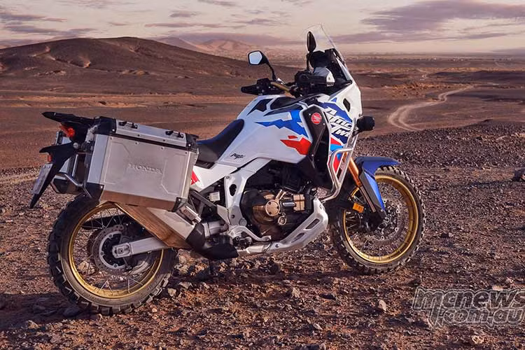 Thay đổi đầu tiên có thể kể đến là về mặt trang bị của hai phiên bản Africa Twin. Cả hai phiên bản sẽ đều có tùy chọn hộp số 6 cấp sử dụng côn tay hoặc hộp số ly hợp kép DCT đặc trưng của Honda. Cụ thể, Honda Africa Twin phiên bản tiêu chuẩn có các trang bị tập trung nhiều về khả năng off-road hơn.