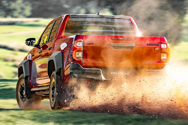 Cung cấp sức mạnh cho Toyota Hilux Revo GR Sport là động cơ diesel 4 xi-lanh, tăng áp, dung tích 2.8L quen thuộc nhưng tạo ra công suất tối đa 224 mã lực và mô-men xoắn cực đại 550 Nm. So với bản thường, động cơ của Toyota Hilux GR Sport 2024 mạnh hơn 10%. Động cơ này đi kèm với hộp số tự động 6 cấp đã được cải tiến thể thao hơn.