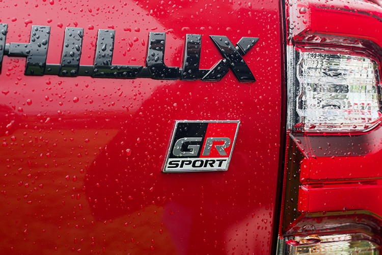 Hệ thống treo lò xò cuộn phía trước và lò xo lá nhíp sau của Hilux GR Sport đi kèm giảm xóc monotube KYB với đường kính piston lớn. Những thay đổi này giúp giảm góc lật, tăng cường độ chính xác khi đánh lái và cải thiện sự ổn định cho xe.