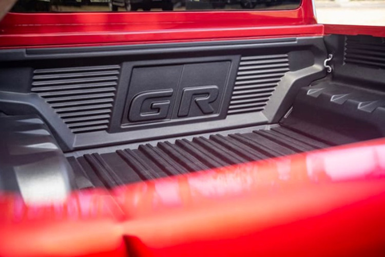 Lực kéo và khả năng off-road của Toyota Hilux GR Sport 2024 cũng được cải thiện hơn Hilux thường với việc trang bị lốp Bridgestone Dueler AT 265/65 R17, đi kèm la-zăng hợp kim 17 inch kiểu Dakar màu đen độc đáo.