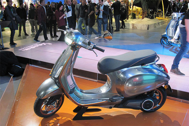 Được giới thiệu lần đầu tiên tại EICMA 2016, mẫu xe ga Vespa Elettrica chạy điện từng được Piaggio Việt Nam đưa về trưng bày tại triển lãm VMCS 2017. Theo Piaggio, Elettrica chính là tương lai của việc di chuyển cá nhân trong thành phố, dành cho những người không chịu được sự ô nhiễm gây ra bởi động cơ đốt trong.