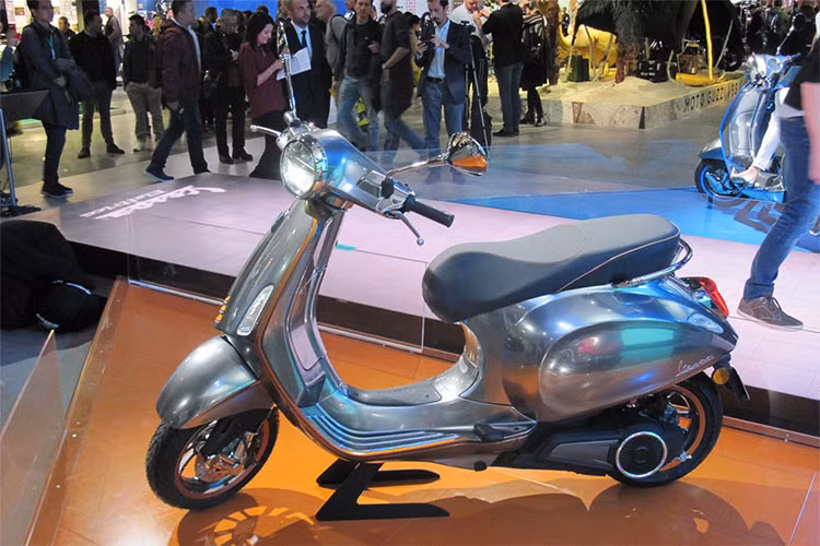 Được giới thiệu lần đầu tiên tại EICMA 2016, mẫu xe ga Vespa Elettrica chạy điện từng được Piaggio Việt Nam đưa về trưng bày tại triển lãm VMCS 2017. Theo Piaggio, Elettrica chính là tương lai của việc di chuyển cá nhân trong thành phố, dành cho những người không chịu được sự ô nhiễm gây ra bởi động cơ đốt trong.