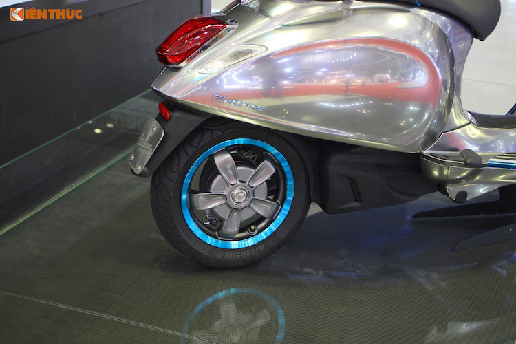 Chiếc Scooter điện mang tên Elettrica mới này sẽ sở hữu khối động cơ điện 5kW có khả năng sản xuất ra 5.36 mã lực và mômen xoắn đến 20 Nm, cho khả năng sử dụng rất tốt trong điều kiện đường đô thị với khả năng nhạy ga tốt hơn so với các dòng xe sử dụng xăng.