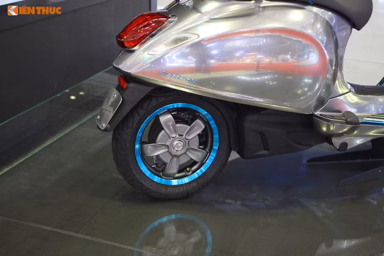 Chiếc Scooter điện mang tên Elettrica mới này sẽ sở hữu khối động cơ điện 5kW có khả năng sản xuất ra 5.36 mã lực và mômen xoắn đến 20 Nm, cho khả năng sử dụng rất tốt trong điều kiện đường đô thị với khả năng nhạy ga tốt hơn so với các dòng xe sử dụng xăng.