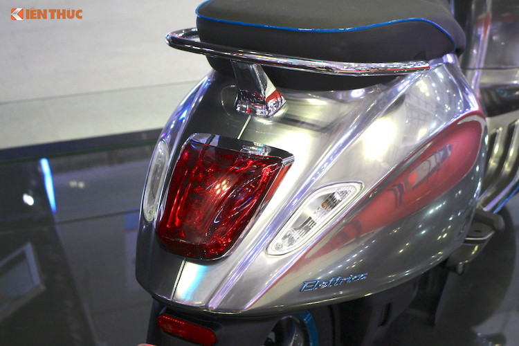 Với dáng vẻ cổ điển của Vespa, dòng xe điện hoàn toàn mới này có thiết kế rất đẹp đi cùng với những trang bị hiện đại như đèn pha LED, màn hình điện tử ngoài khả năng hiển thị các thông số như lượng pin, tốc độ, giờ giấc còn có khả năng kết nối Bluetooth với điện thoại thông minh.