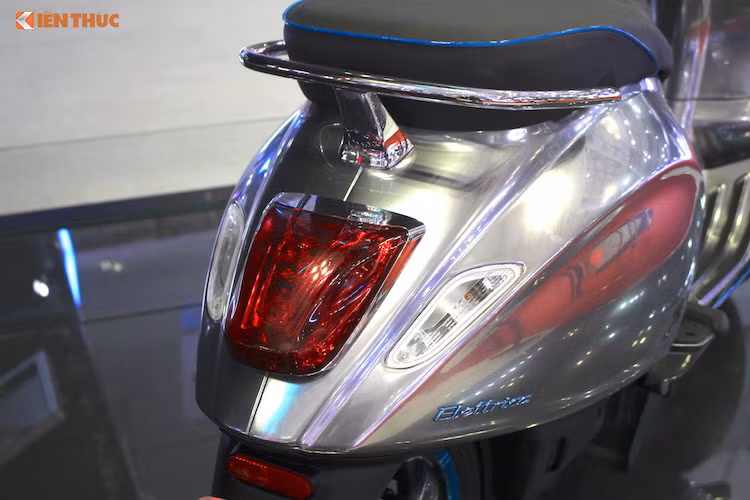 Với dáng vẻ cổ điển của Vespa, dòng xe điện hoàn toàn mới này có thiết kế rất đẹp đi cùng với những trang bị hiện đại như đèn pha LED, màn hình điện tử ngoài khả năng hiển thị các thông số như lượng pin, tốc độ, giờ giấc còn có khả năng kết nối Bluetooth với điện thoại thông minh.