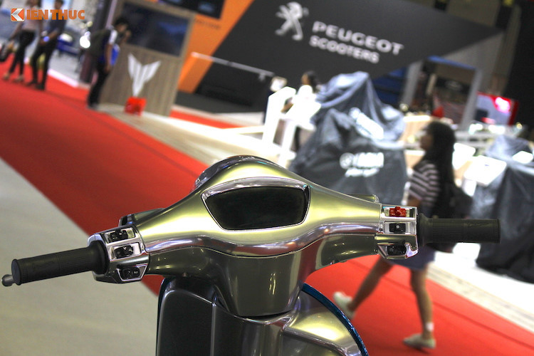 Về thiết kế, Elettrica có kiểu dáng y hệt một chiếc Vespa Primavera bình thường. Tuy nhiên so với Primavera, chiếc xe nổi bật hơn một chút với màu sơn chrome. Đồng thời, các chi tiết viền chrome trên Primavera thường đã được đổi sang chrome xanh hoặc màu tuỳ chọn khác.