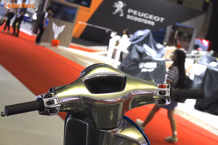 Về thiết kế, Elettrica có kiểu dáng y hệt một chiếc Vespa Primavera bình thường. Tuy nhiên so với Primavera, chiếc xe nổi bật hơn một chút với màu sơn chrome. Đồng thời, các chi tiết viền chrome trên Primavera thường đã được đổi sang chrome xanh hoặc màu tuỳ chọn khác.