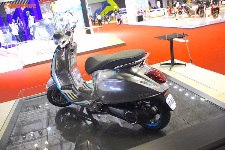 Mới đây, tập đoàn Piaggio tại Ấn Độ đang ấp ủ cho ra đời mẫu xe ga chạy điện Vespa này trong thời gian tới. Theo đại diện hãng xe máy Ý này cho hay, Vespa Elettrica sẽ được đưa vào sản xuất thương mại ngay khi được chính phủ Ấn Độ cấp phép cho các phương tiện sử dụng điện.