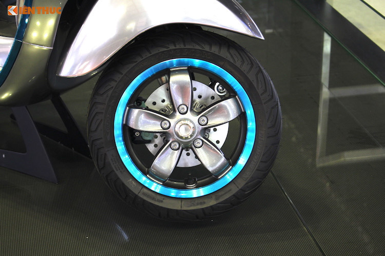 Các chi tiết và kích thước tổng thể của xe ga chạy điện Elettrica cũng hoàn toàn giống Primavera. Chiếc xe vẫn được trang bị cặp vành 11 inch 5 cánh đơn cùng hệ thống phanh đĩa trước và phanh đùm cho bánh sau.