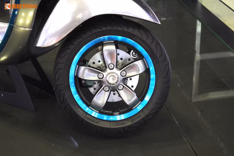 Các chi tiết và kích thước tổng thể của xe ga chạy điện Elettrica cũng hoàn toàn giống Primavera. Chiếc xe vẫn được trang bị cặp vành 11 inch 5 cánh đơn cùng hệ thống phanh đĩa trước và phanh đùm cho bánh sau.