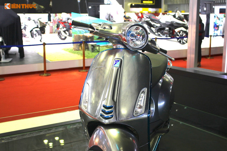 Dù hiện tại chiếc xe tay ga chạy điện chỉ mới được công bố thương mại chưa lâu nhưng theo Piaggio, hãng đã có kinh nghiệm với động cơ điện từ thập niên 70. Dù chạy điện nhưng với Elettrica, hãng xe máy Piaggio khẳng định rằng chiếc xe sẽ "là một chiếc Vespa đúng nghĩa" và đi theo "công thức" đã làm nên thành công của dòng xe Vespa scooter.