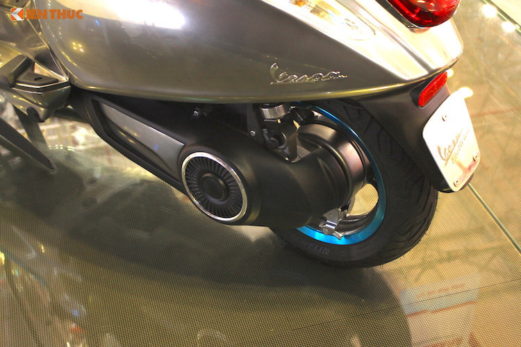 Elettrica được sử dụng khối pin mang nguồn năng lượng 4.2 kWh và có khả năng sử dụng liên tục trong 4 giờ đồng hồ, có thể đi xa tới 100km đến khi cạn năng lượng. Nguồn pin sử dụng trên xe sẽ mất khoảng 4 giờ để sạc đầy. Ngoài ra, loại pin này sau khoảng 1.000 lần sạc (charge cycles), dung lượng pin sẽ chỉ còn khoảng 80% so với ban đầu.