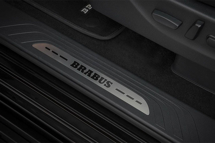 Ngoài các chi tiết ngoại thất đầy cá tính, ốp bệ cửa và tấm lót sàn với logo Brabus, trang bị bàn đạp bằng nhôm Brabus, logo Mercedes-Benz vẫn hiện diện trên vô lăng mà không được thay thế bằng logo Brabus.
