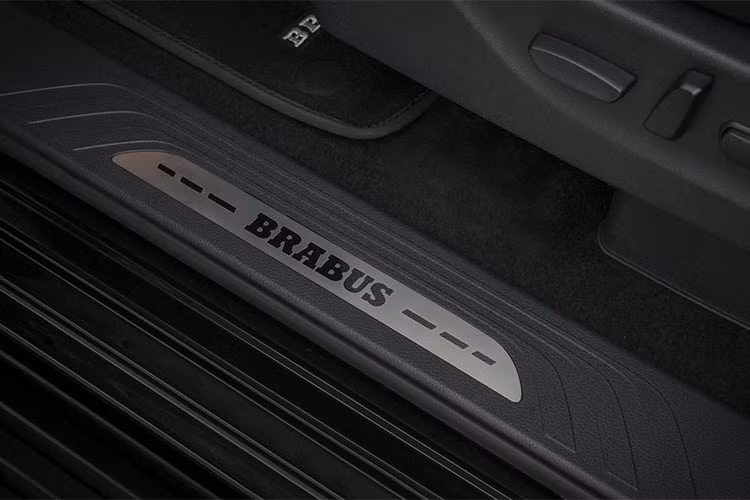 Ngoài các chi tiết ngoại thất đầy cá tính, ốp bệ cửa và tấm lót sàn với logo Brabus, trang bị bàn đạp bằng nhôm Brabus, logo Mercedes-Benz vẫn hiện diện trên vô lăng mà không được thay thế bằng logo Brabus.