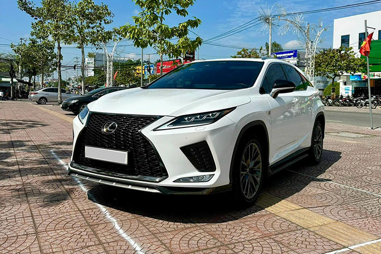 Mới đây, trên sàn xe cũ Việt xuất hiện một chiếc SUV hạng sang Lexus RX 300 F Sport đời 2021 đang được rao bán với mức giá 3,08 tỷ đồng. Theo thông tin từ người bán, chiếc SUV này sở hữu ngoại thất màu trắng tinh tế và nội thất màu đen sang trọng. Xe đã lăn bánh khoảng 28.000 km, một con số khá khiêm tốn so với tuổi đời 3 năm.