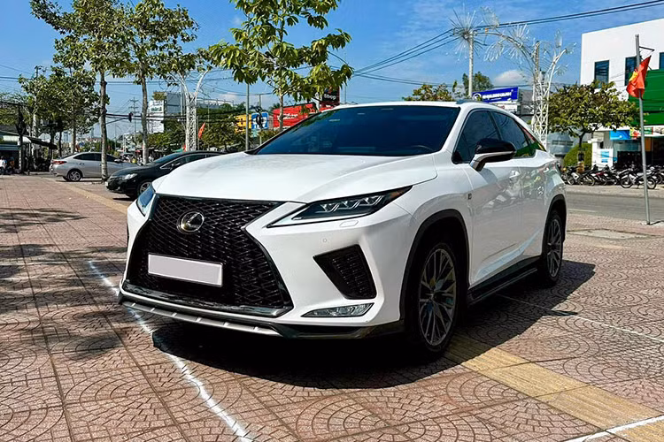 Mới đây, trên sàn xe cũ Việt xuất hiện một chiếc SUV hạng sang Lexus RX 300 F Sport đời 2021 đang được rao bán với mức giá 3,08 tỷ đồng. Theo thông tin từ người bán, chiếc SUV này sở hữu ngoại thất màu trắng tinh tế và nội thất màu đen sang trọng. Xe đã lăn bánh khoảng 28.000 km, một con số khá khiêm tốn so với tuổi đời 3 năm.
