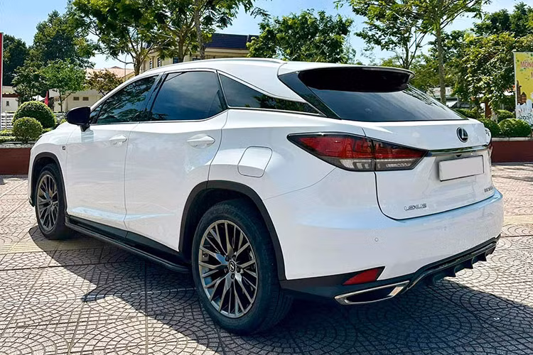 Dưới nắp ca-pô, Lexus RX 300 F Sport 2021 sử dụng động cơ 4 xi-lanh tăng áp dung tích 2.0L, sản sinh công suất tối đa 235 mã lực và mô-men xoắn cực đại 350 Nm. Xe dùng hộp số điện tử 6 cấp (ECT) và hệ dẫn động 4 bánh toàn thời gian.