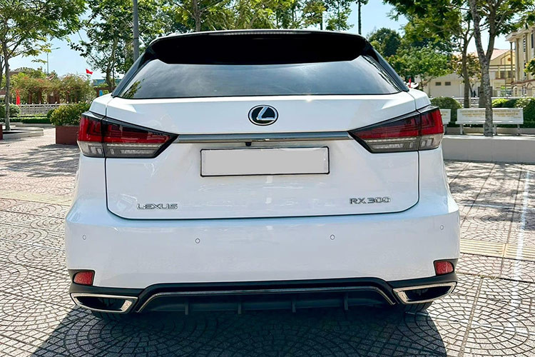 Về kích thước tổng thể, RX 300 F Sport 2021 sở hữu thông số chiều dài x rộng x cao tương ứng là 4.890 x 1.895 x 1.690 (mm), trục cơ sở dài 2.790 mm. Phần đầu nổi bật với lưới tản nhiệt đặc trưng, được trang trí với họa tiết sơn đen và viền crôm tối màu. Cụm đèn pha LED toàn phần với thiết kế theo kiểu xếp tầng, đi kèm tính năng thích ứng thông minh.