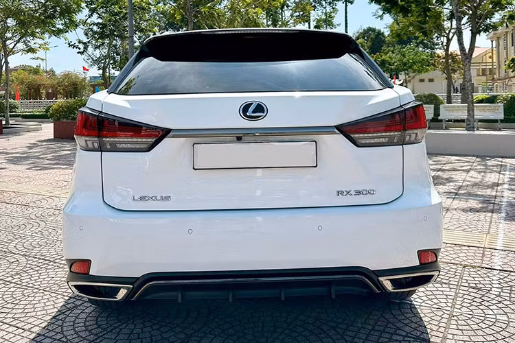 Về kích thước tổng thể, RX 300 F Sport 2021 sở hữu thông số chiều dài x rộng x cao tương ứng là 4.890 x 1.895 x 1.690 (mm), trục cơ sở dài 2.790 mm. Phần đầu nổi bật với lưới tản nhiệt đặc trưng, được trang trí với họa tiết sơn đen và viền crôm tối màu. Cụm đèn pha LED toàn phần với thiết kế theo kiểu xếp tầng, đi kèm tính năng thích ứng thông minh.