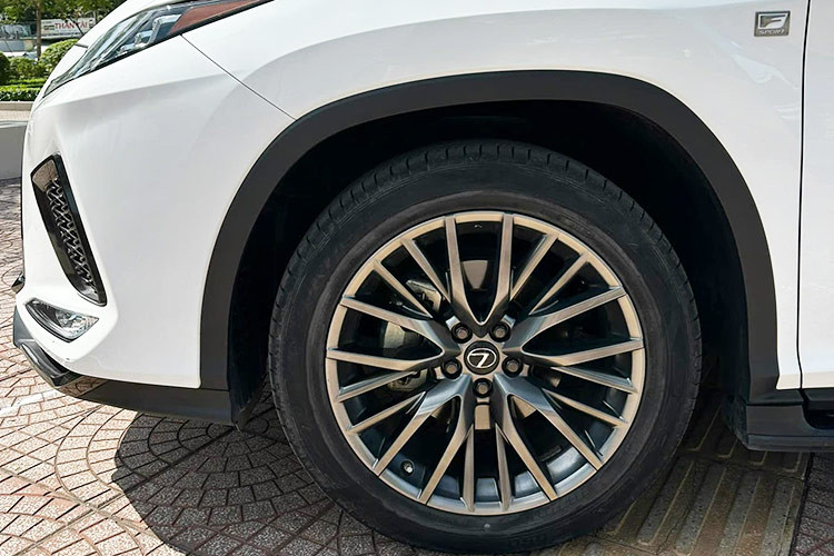 Ngoài ra, xe còn được trang bị dải đèn LED định vị hình móc câu, logo F Sport, bộ mâm hợp kim 20 inch sơn màu tối, gương chiếu hậu sơn đen bóng với các chi tiết mạ crôm, cánh lướt gió thể thao, vòm bánh xe ốp nhựa đen và đèn hậu LED.