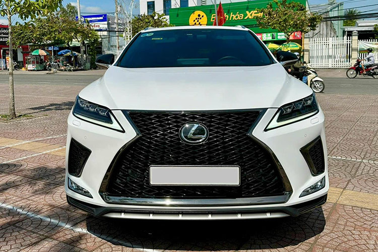 Như vậy, chiếc xe Lexus RX 300 F Sport sản xuất năm 2021 đã mất giá một khoản đáng kể sau 3 năm sử dụng. Dù vậy, đây vẫn là một sự lựa chọn hợp lý cho những ai mong muốn sở hữu một mẫu SUV hạng sang với mức giá tiết kiệm hơn so với việc mua xe mới.