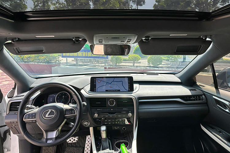 Bên trong khoang lái, Lexus RX 300 F Sport 2021 sở hữu vô-lăng 3 chấu bọc da cao cấp, màn hình thông tin giải trí 12,3 inch hỗ trợ kết nối Apple CarPlay/Android Auto, cụm đồng hồ kỹ thuật số với hai vòng tròn truyền thống và màn hình 7 inch bên trái.