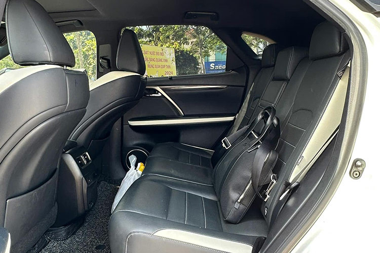 Khoang hành lý của xe ở mức vừa phải khi có dung tích tiêu chuẩn 176 lít. Hàng ghế sau gập 40:60 thông với cốp giúp mở rộng diện tích khi cần. Với tính năng đá cốp, bạn có thể mở cửa sau của xe mà không cần dùng tay. Không chỉ vậy, xe còn có cửa gió cho hàng ghế sau.