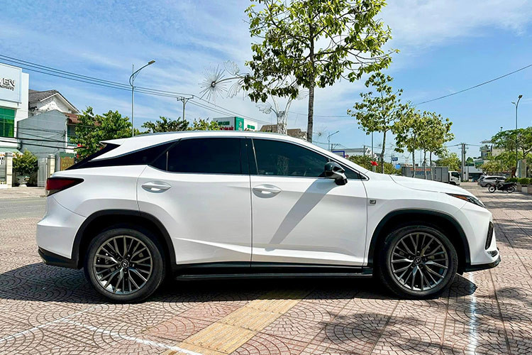 Được biết, ở thời điểm "đập hộp", mức giá xe Lexus RX 300 F Sport 2021 niêm yết chính hãng khoảng 3,3 tỷ đồng. Để trở thành chủ nhân hợp pháp của chiếc xe, người dùng ban đầu cần tiêu tốn từ 3,6 - 3,7 tỷ đồng (tùy vào địa phương đăng ký xe).