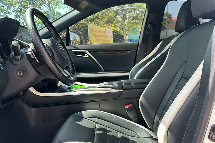 Các tiện nghi nổi bật của mẫu xe SUV Lexus RX 300 F Sport này có ghế trước chỉnh điện 10 hướng, ghế lái nhớ 3 vị trí với chức năng sưởi và làm mát, dàn âm thanh 15 loa Mark Levinson cao cấp, điều hòa tự động 2 vùng độc lập và sạc điện thoại không dây.