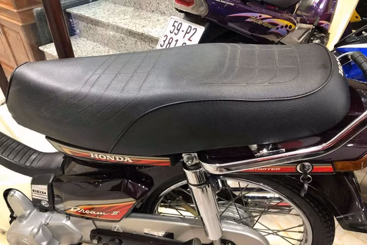 Thậm chí nhiều người cho rằng, với 1,2 tỷ đồng thì hoàn toàn có thể lựa chọn mua một chiếc xe ôtô sang trọng để tiện việc đi lại cho bản thân và gia đình chứ tội gì chạy xe hai bánh... Ngoài ra, một số thành viên chơi xe máy cũng cho biết với việc mua một chiếc xe Honda Dream 2002 tiền tỷ thì khi đi ra ngoài đường cũng không ai có thể nhận ra đây là chiếc xe mới hay cũ được "mông má" lại.