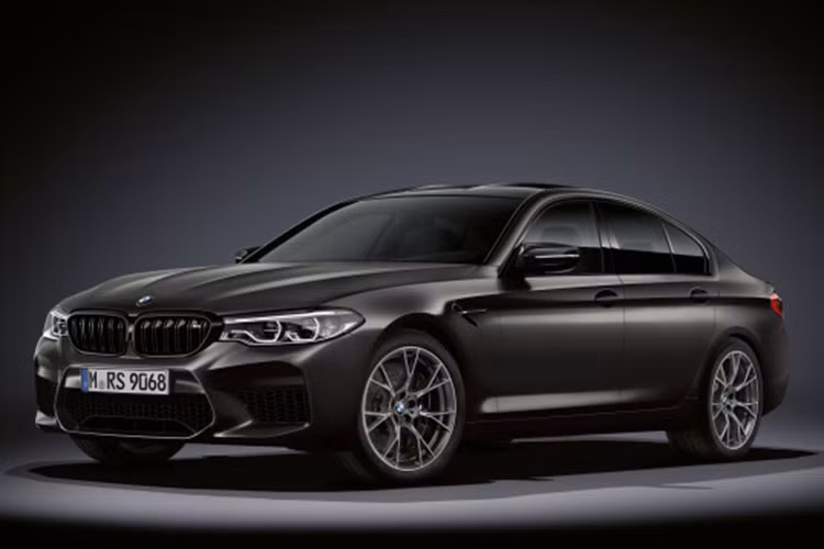 Mẫu xe sedan BMW M5 được biết đến là dòng hiệu suất cao lâu đời trên thế giới, nó đã có mặt từ năm 1984 cho đến nay, thế hệ đầu tiên của M5 (E28) được giới thiệu lần đầu tại Triển lãm ô tô Amsterdam Motor Show năm 1985. Trải qua 5 thế hệ cho đến thế hệ thứ 6 (F90) ngày nay, dòng sedan M5 đã mang lại rất nhiều danh tiếng cho hãng xe BMW cũng như bộ phận hiệu suất cao M-Performance.