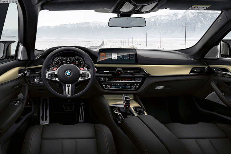 Không chỉ thay đổi ở ngoại thất, nội thất xe còn mang một số điểm độc đáo rất riêng và khác biệt như bộ ghế thể thao M Sport bọc da Merino cao cấp màu đen tương phản với đường chỉ khâu màu vàng đồng do bộ phận BMW Personal thiết kế.