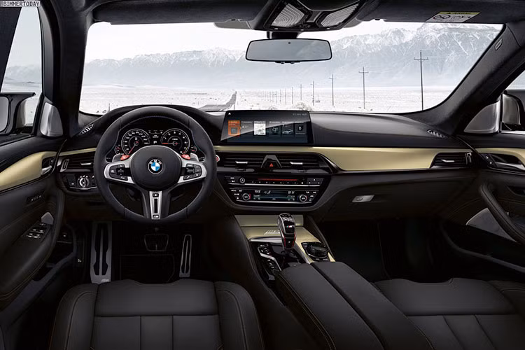 Không chỉ thay đổi ở ngoại thất, nội thất xe còn mang một số điểm độc đáo rất riêng và khác biệt như bộ ghế thể thao M Sport bọc da Merino cao cấp màu đen tương phản với đường chỉ khâu màu vàng đồng do bộ phận BMW Personal thiết kế.