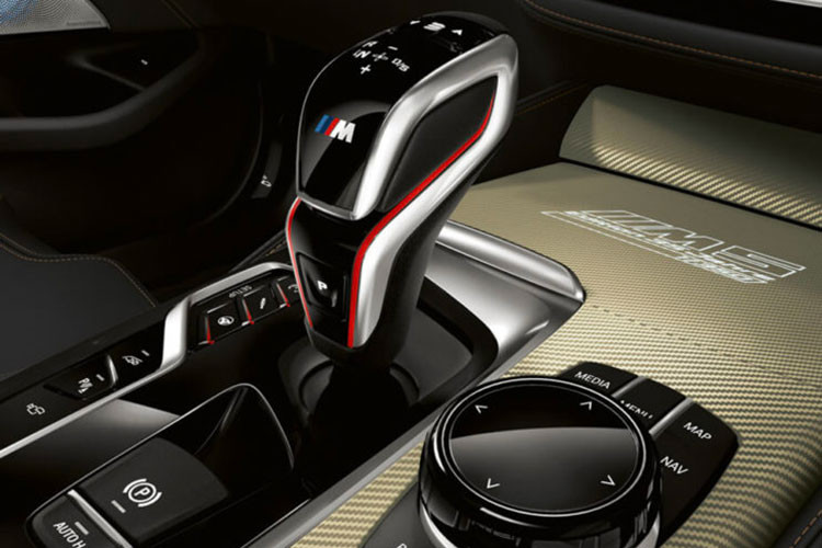 Sức mạnh được truyền xuống bốn bánh (xDrive) thiên cầu sau thông qua hộp số tự động 8 cấp M Steptronic. Nhờ đó, M5 có thể tăng tốc từ 0 - 100 km/h chỉ trong vòng 3,3 giây và chạm mốc 200 km/ h chỉ mất 10,8 giây.